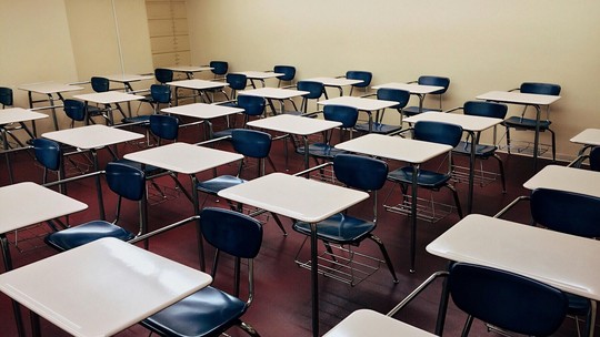 É #FAKE que governo e escolas firmaram parceria para contratações com salários a partir de R$ 3,8 mil; trata-se de golpe - Ministério da Educação afirma que a desinformação que já foi denunciada. 