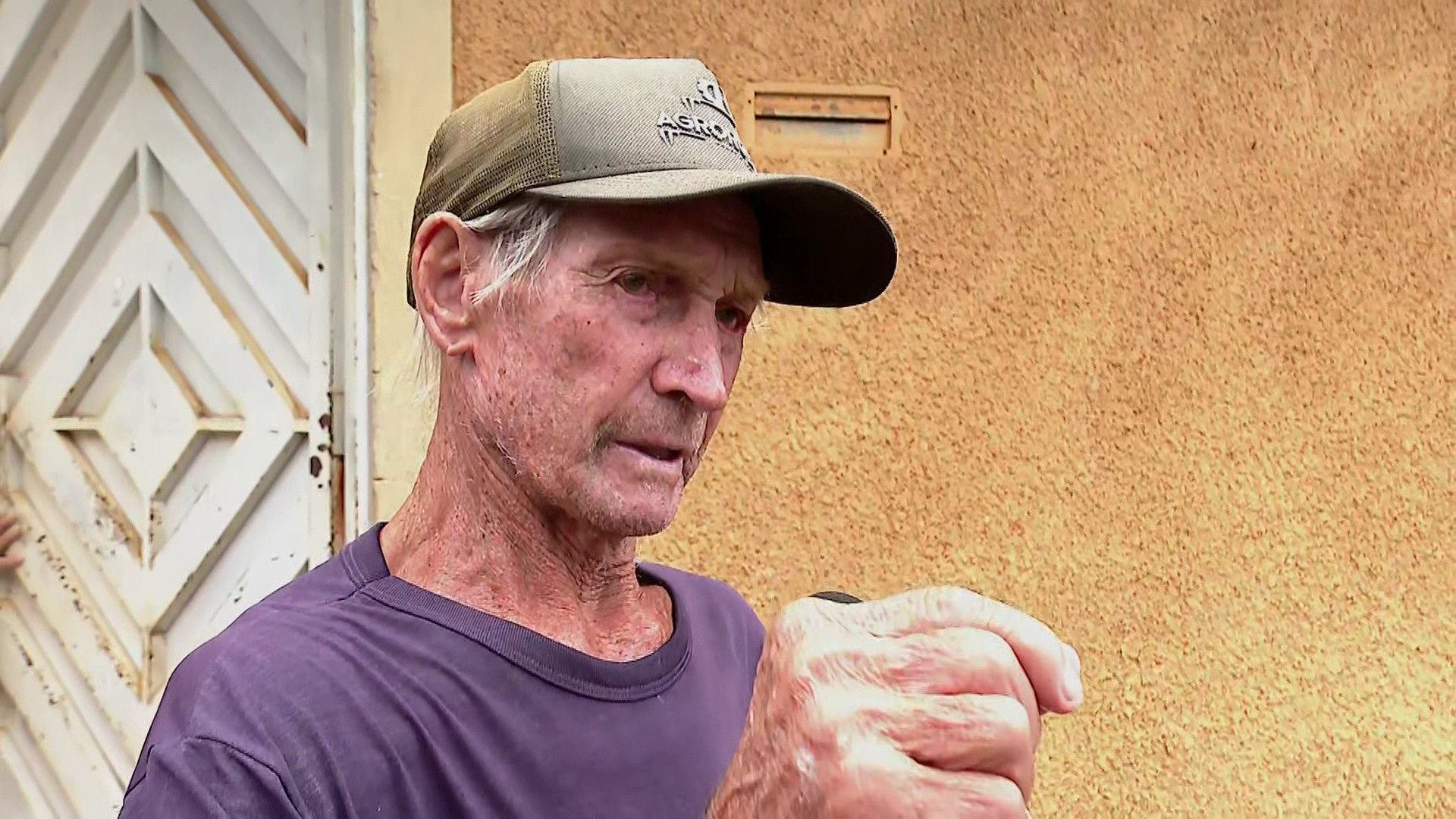 Morador que encontrou bebê abandonada em lixeira no interior de SP achou que era filhote de gato