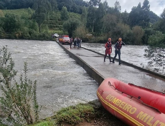 Funcionário é arrastado e desaparece no rio após carro de empresa cair de ponte alagada em SC