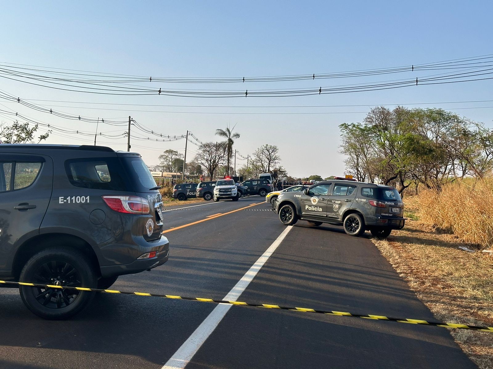 Tiroteio entre PMs e fugitivos em rodovia: caminhoneiro é baleado ao passar pelo local do confronto