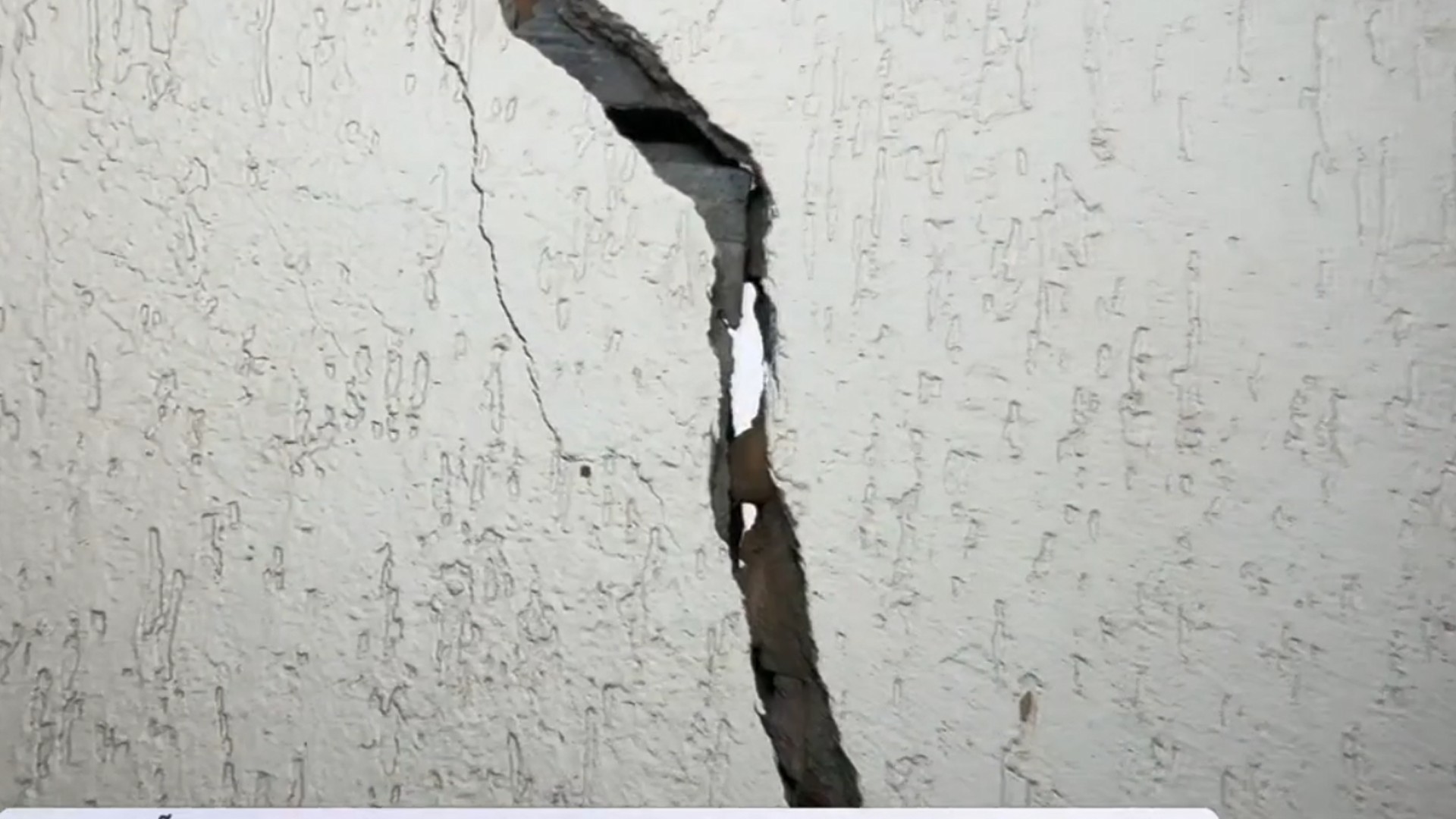 Justiça determina que Prefeitura de Alfenas e vizinho indenizem mulher após obra causar rachaduras e interdição de casa