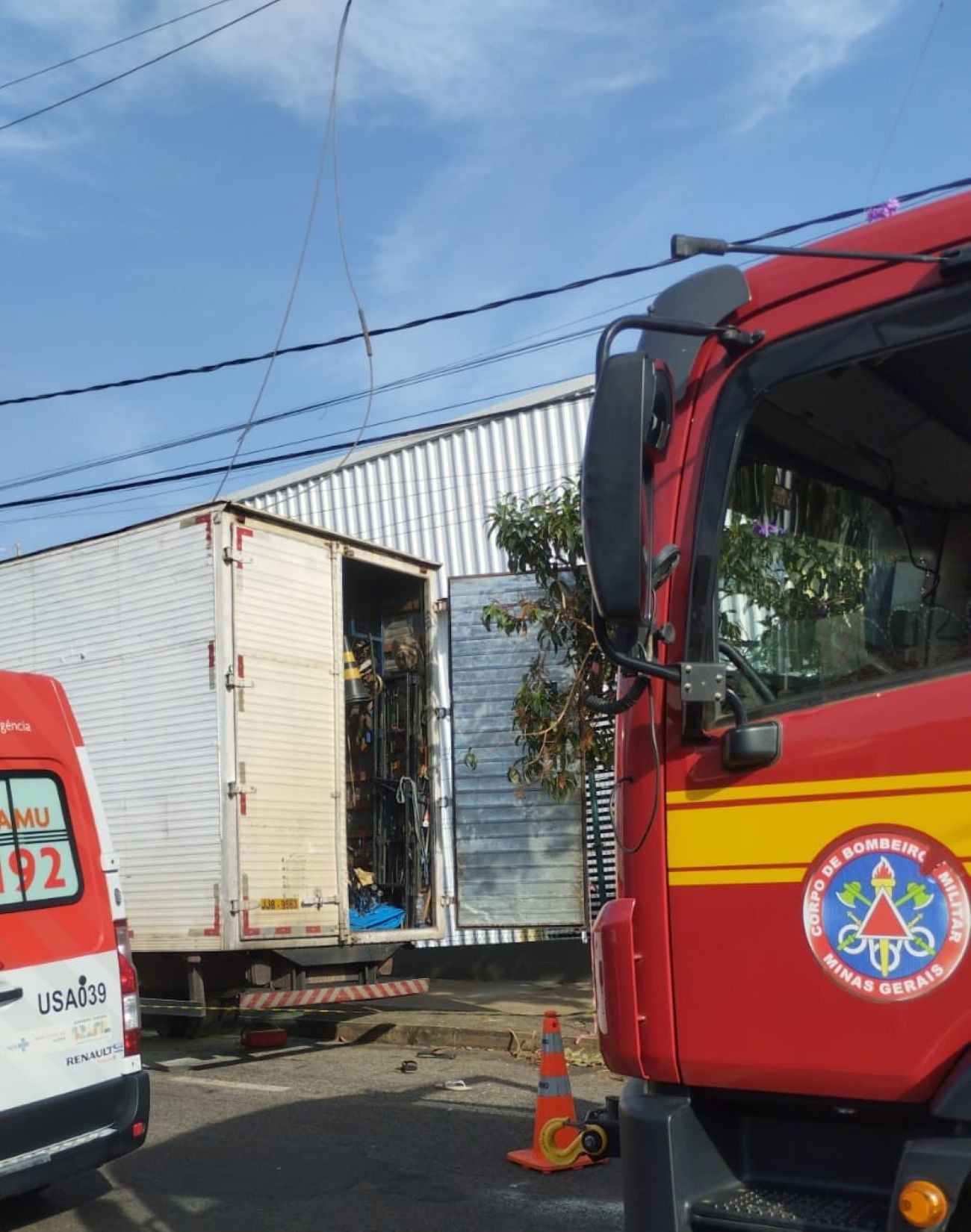 Motorista morre eletrocutado ao tentar apagar incêndio em caminhão e homem tem queimaduras de 2º grau ao tentar socorrê-lo em MG