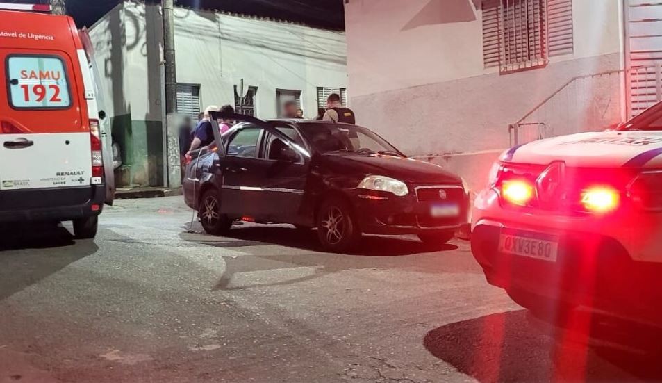 Motorista de aplicativo é morto a tiros dentro de carro em Leopoldina 