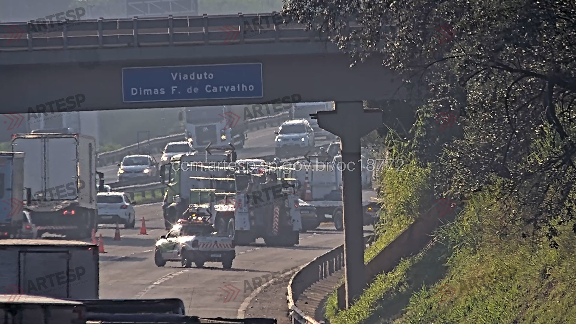 Batida entre caminhão e carreta deixa um morto na Rodovia Castello Branco em Araçariguama