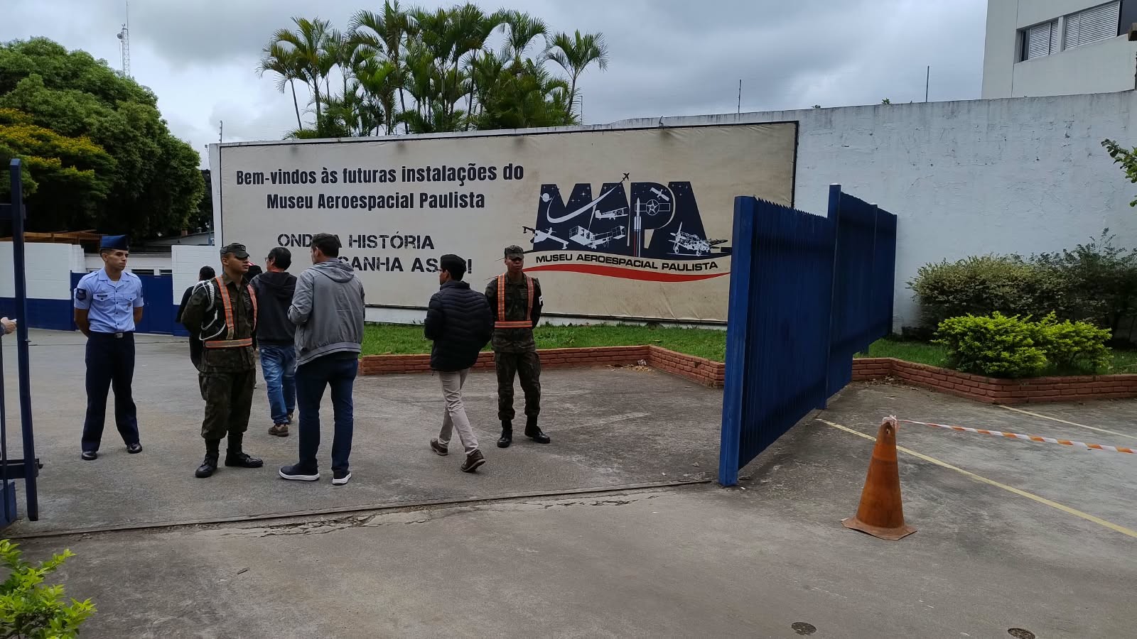 'Aqui é um ambiente que ele ama muito', diz esposa de Lito Sousa durante velório do marido no Aeroporto do Campo de Marte em SP
