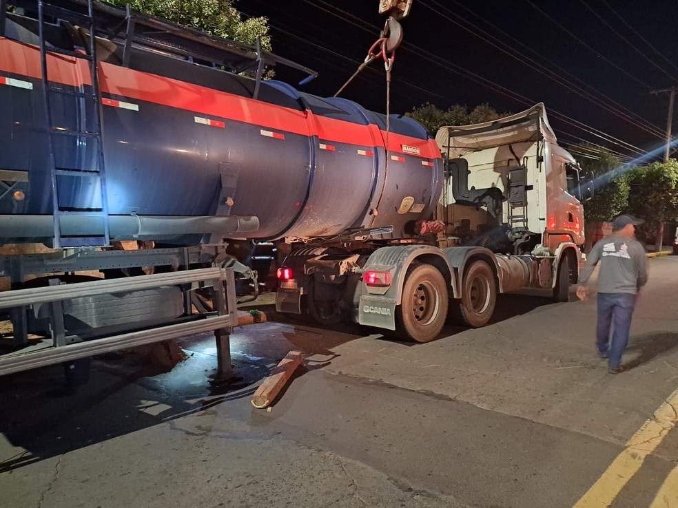 Carreta carregada com mais de 20 mil litros de combustível tomba em Bauru (SP) — Foto: Corpo de Bombeiros/reprodução