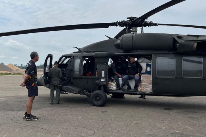 Com helicópteros, TRE antecipa entrega de urnas eletrônicas em comunidades ribeirinhas do AM