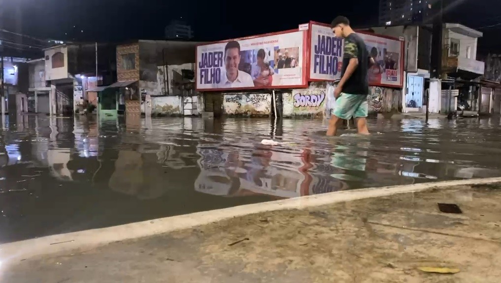 Temporal provoca alagamentos e transtornos em Belém; VÍDEO