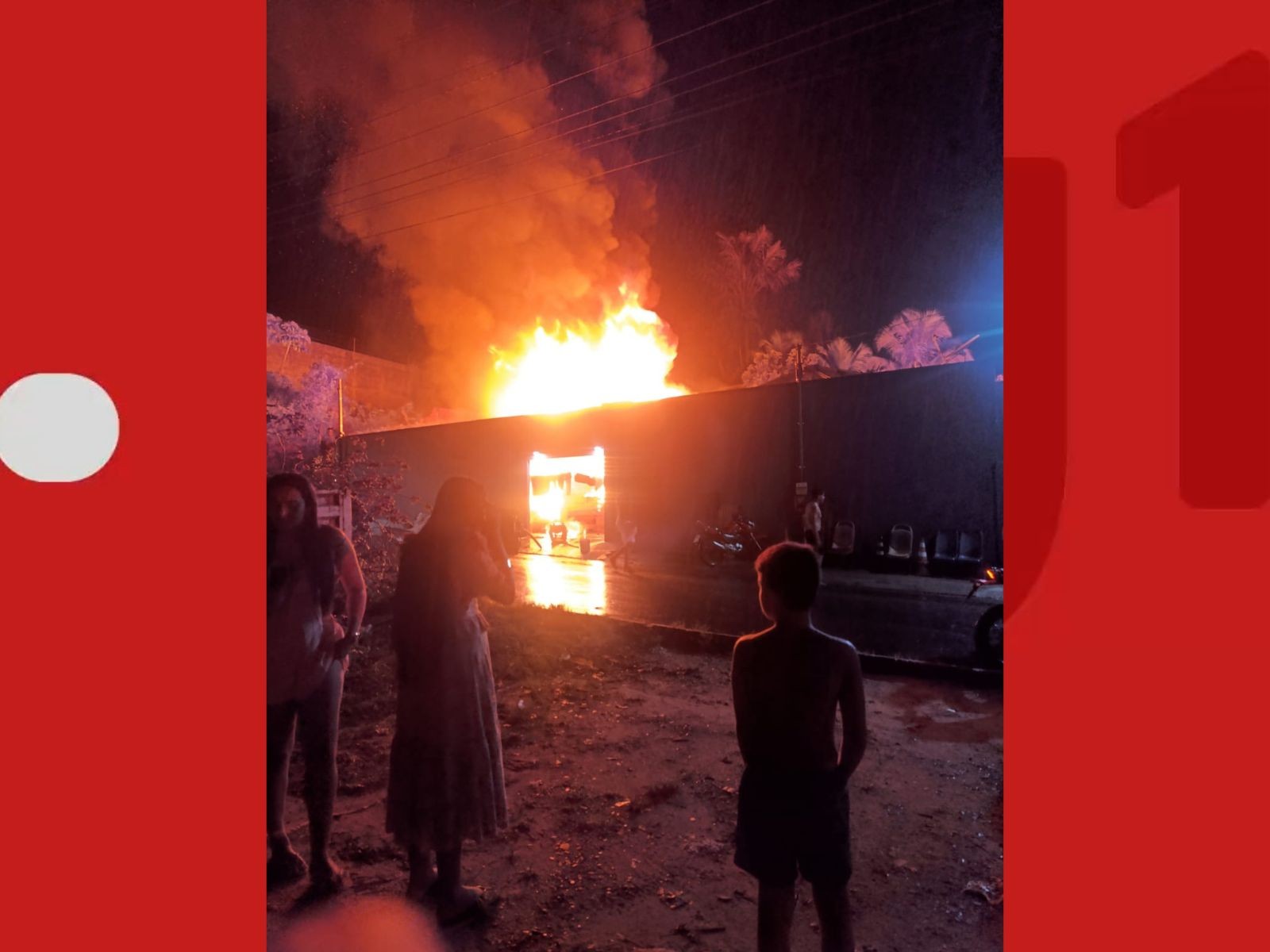 Incêndio destrói casa de madeira em bairro no interior do Acre; VÍDEO