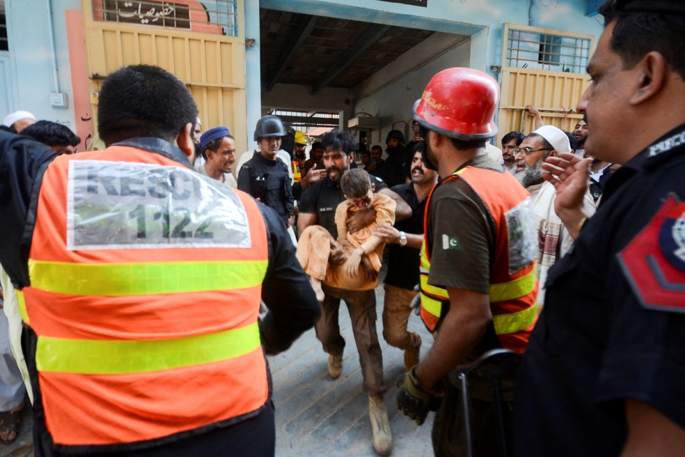 Equipes de resgate carregam vítimas de desabamento de telhado de escola que deixou mortos e feridos em Peshawar, no Paquistão, em 15 de outubro de 2026. — Foto: Reuters