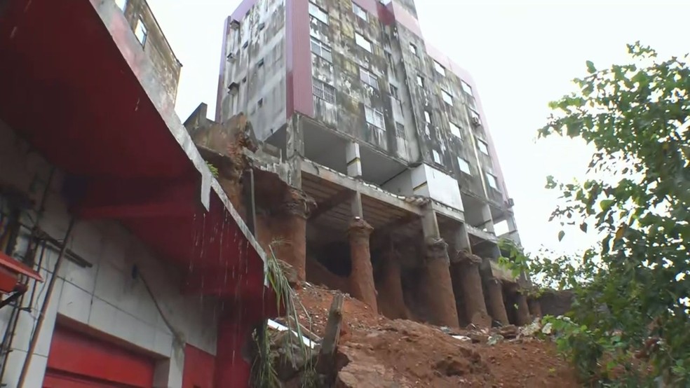 Deslizamento de terra na parte do prédio de Transalvador — Foto: Reprodução/TV Bahia