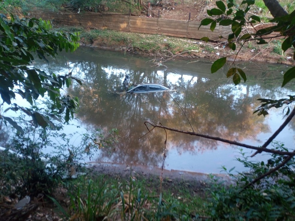 Carro ficou praticamente submerso — Foto: Osvaldo Nóbrega/TV Morena