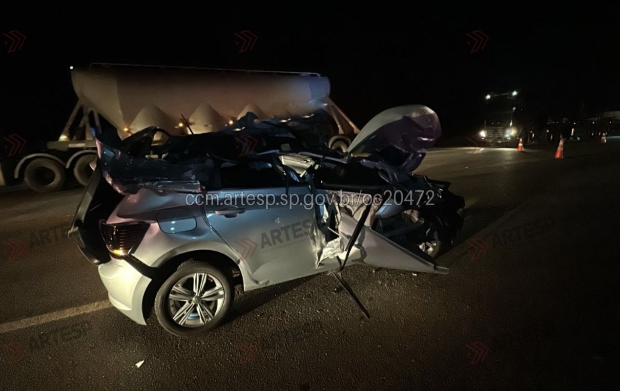 Batida traseira entre carro e carreta deixa um morto na Raposo Tavares em Itapetininga