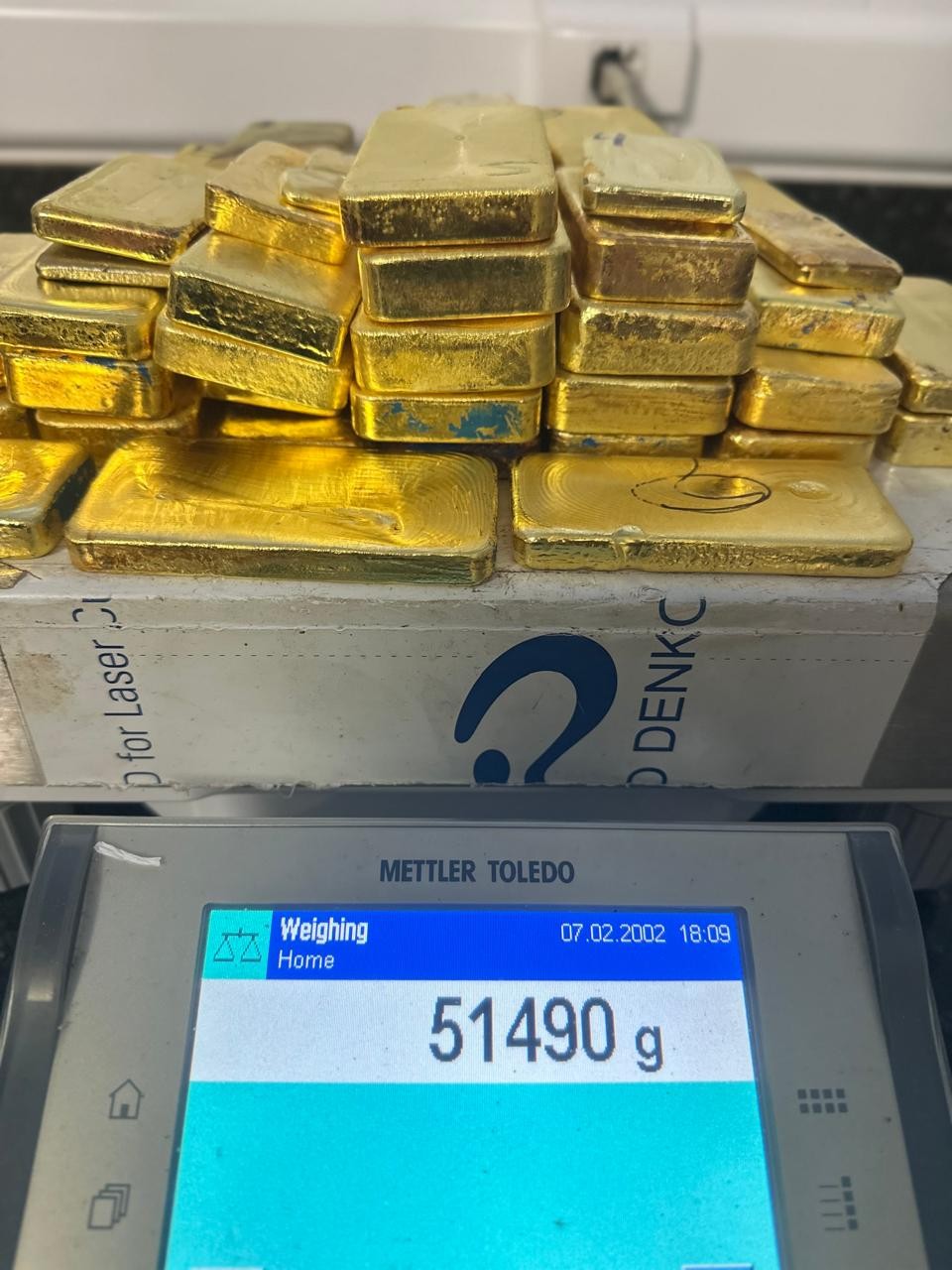 PF apreende mais de 51 kg de ouro, arma e munição em avião no aeroporto de Boa Vista