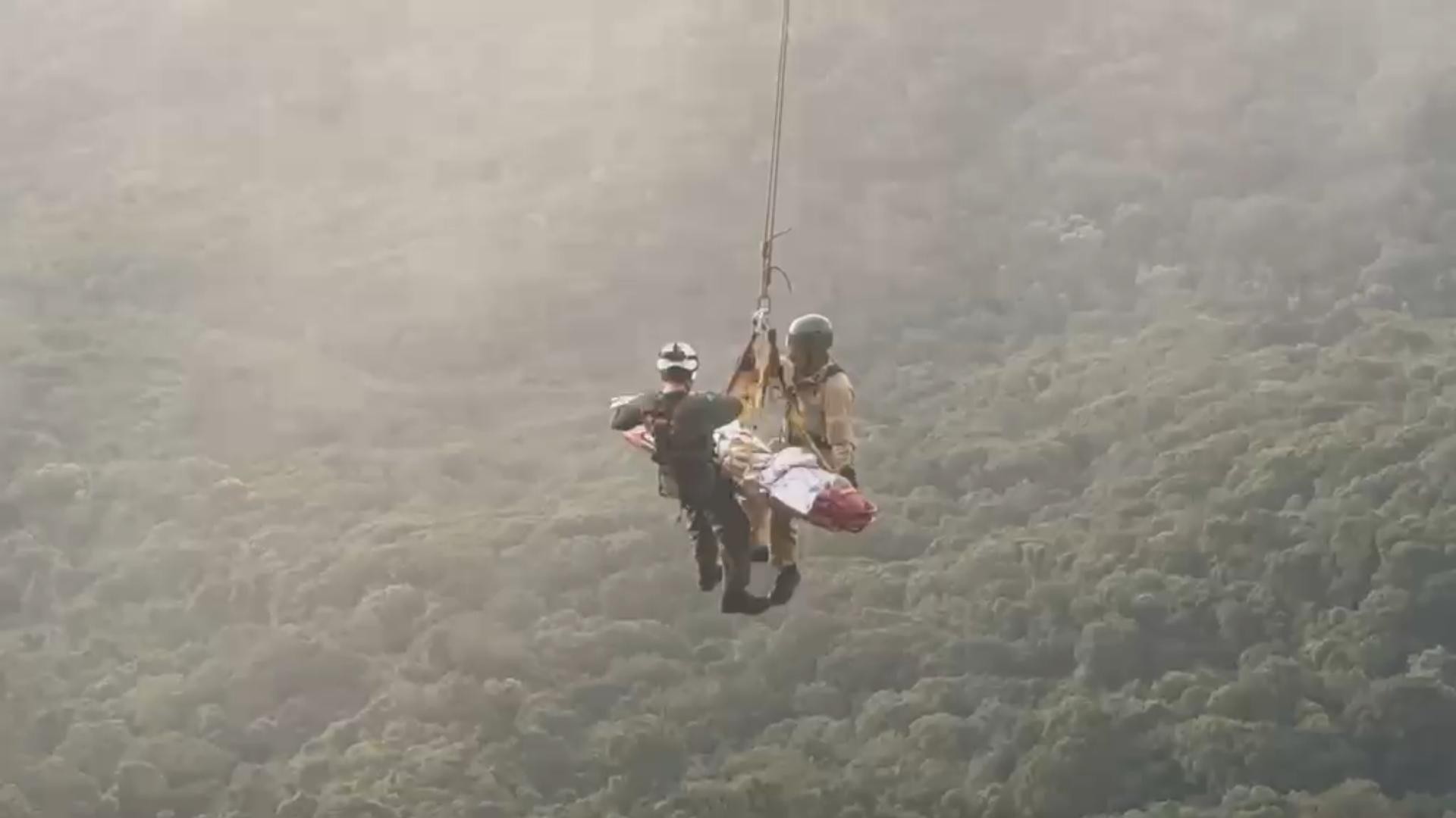 VÍDEO: homem cai durante escalada no Morro do Anhangava e é resgatado de helicóptero no Paraná