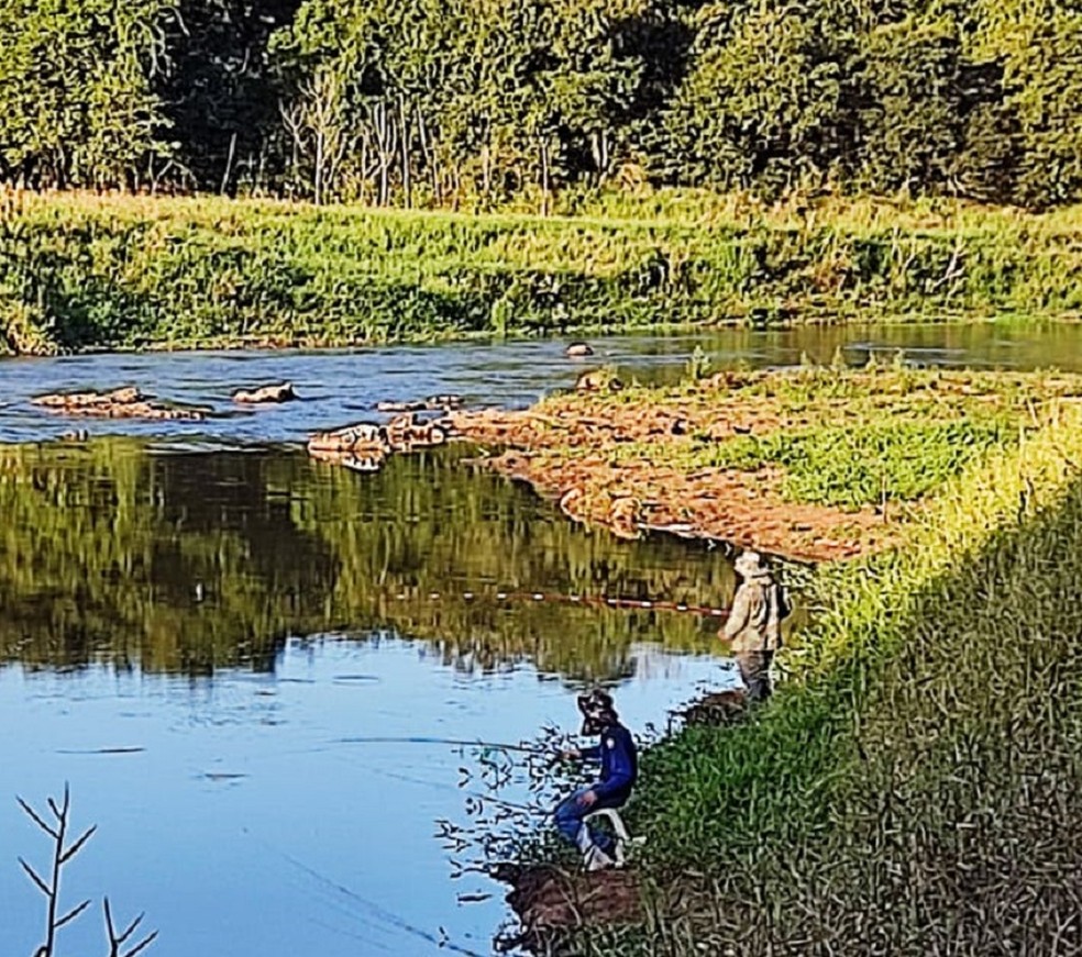 Dupla é flagrada pescando em local proibido no Rio Laranja Doce, em Taciba (SP) — Foto: Polícia Ambiental