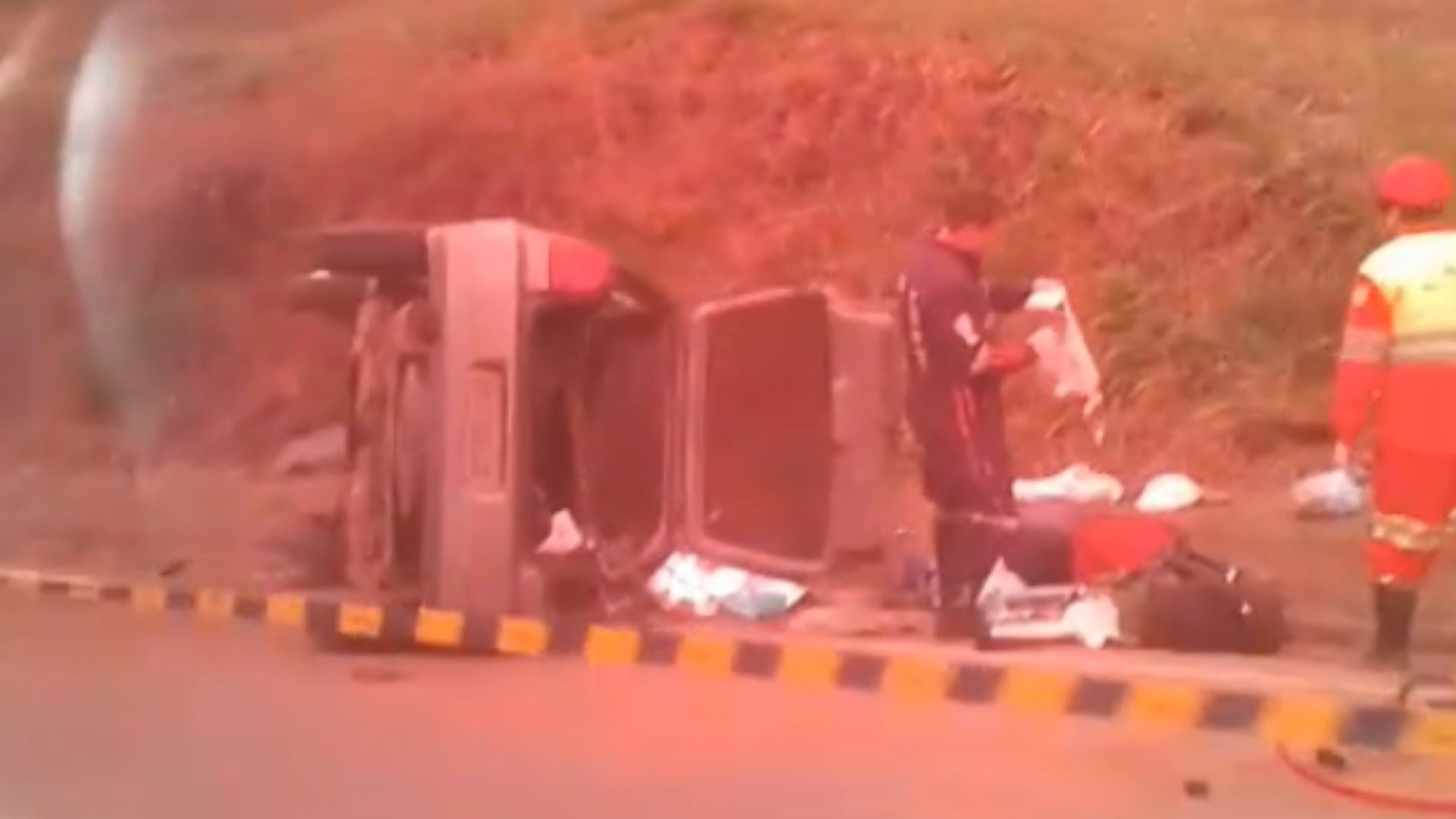 Uma pessoa morre e três ficam feridas em capotamento na BR-101, no ES