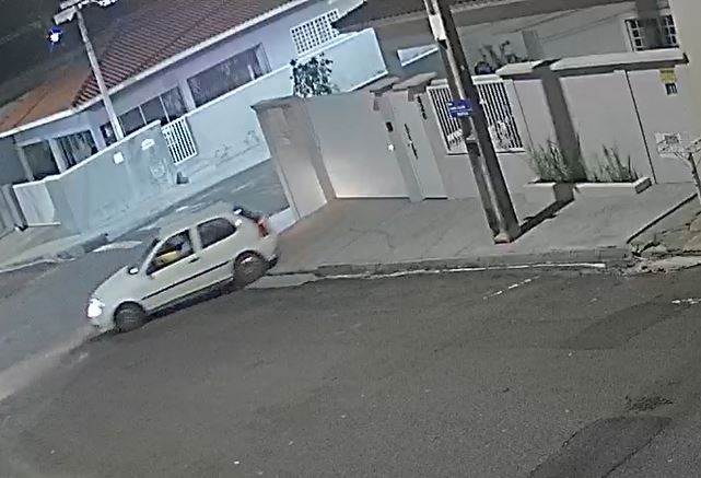 VÍDEO: Motorista foge com carro após invadir casa em Pirapozinho, mas investigações encontram veículo em oficina em Tarabai