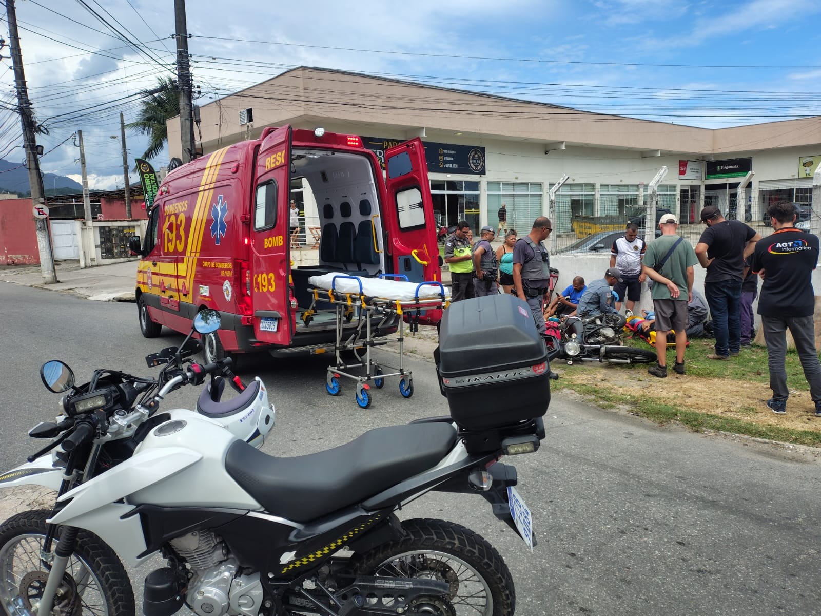 Motocicleta é arremessada após acidente e atinge adolescente que caminhava em calçada de Caraguatatuba