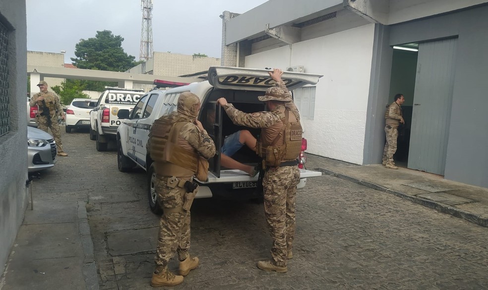 Pessoas foram presas na operação em Campina Grande — Foto: Ewerton Correia/TV Paraíba