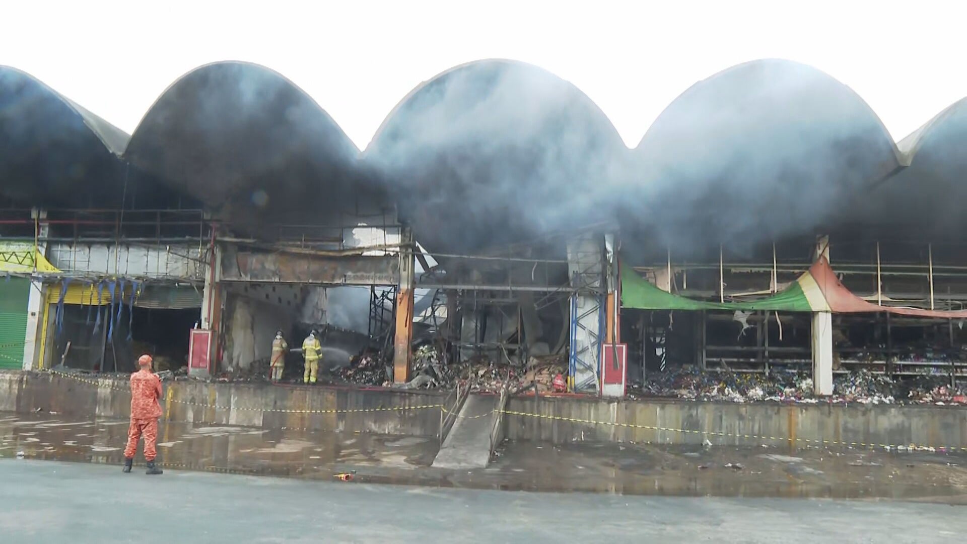 Fogo na Ceasa: bombeiros continuam trabalho de rescaldo mais de 50 horas após início de incêndio