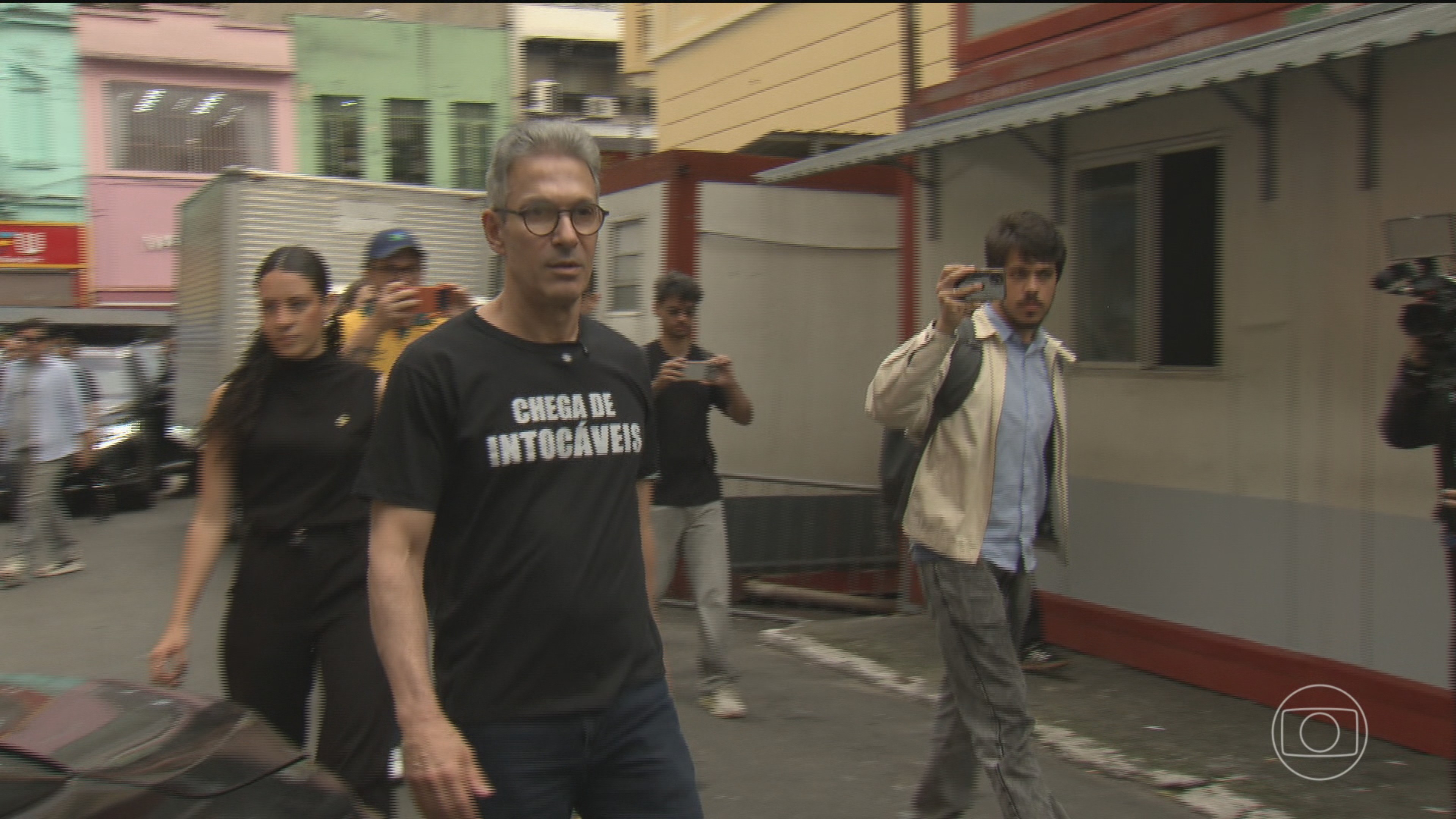 Romeu Zema, candidato do Novo à Presidência, caminha pela Rua 25 de Março, em São Paulo