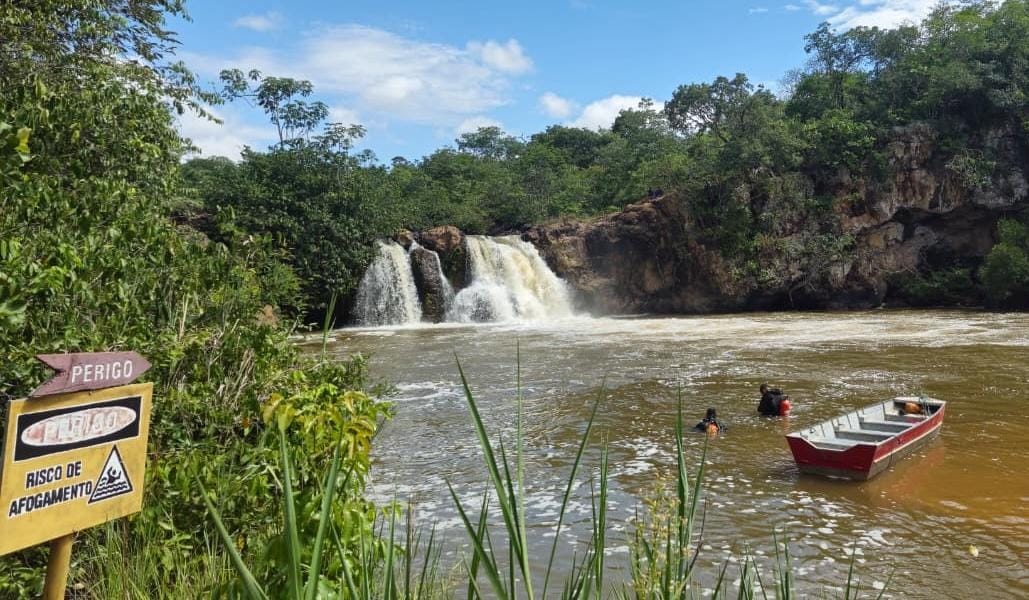 Corpo de rapaz que se afogou enquanto nadava com amigos no rio Pandeiros, em Januária, é encontrado