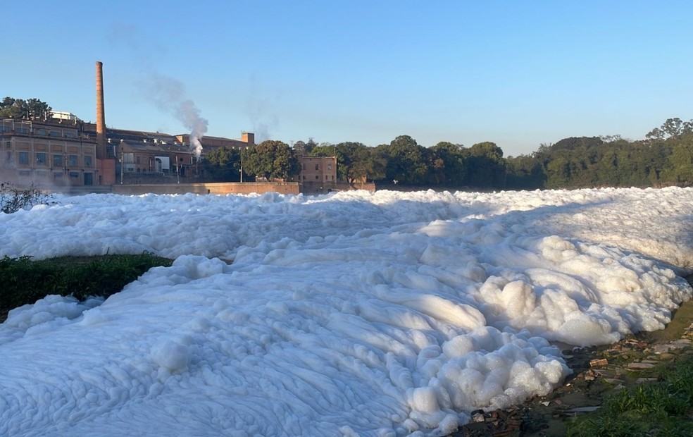 Rio Tiet em Salto (SP) amanheceu com grande concentrao de espuma txica nesta quinta-feira (6) — Foto: Diogo Nolasco/TV Tem