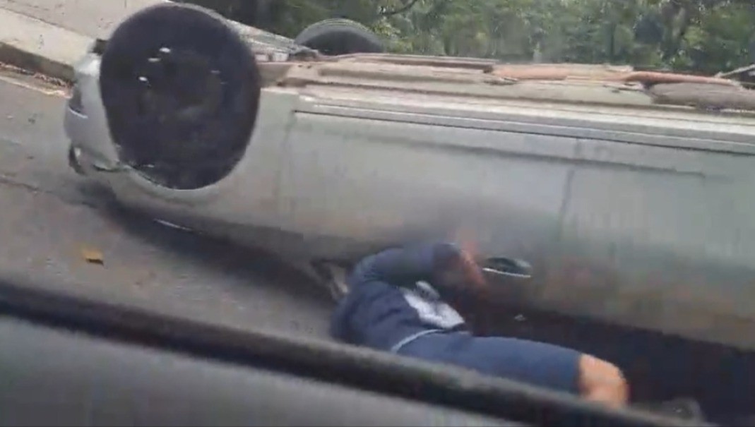 Acidente deixa carro capotado na serra de Ubatuba