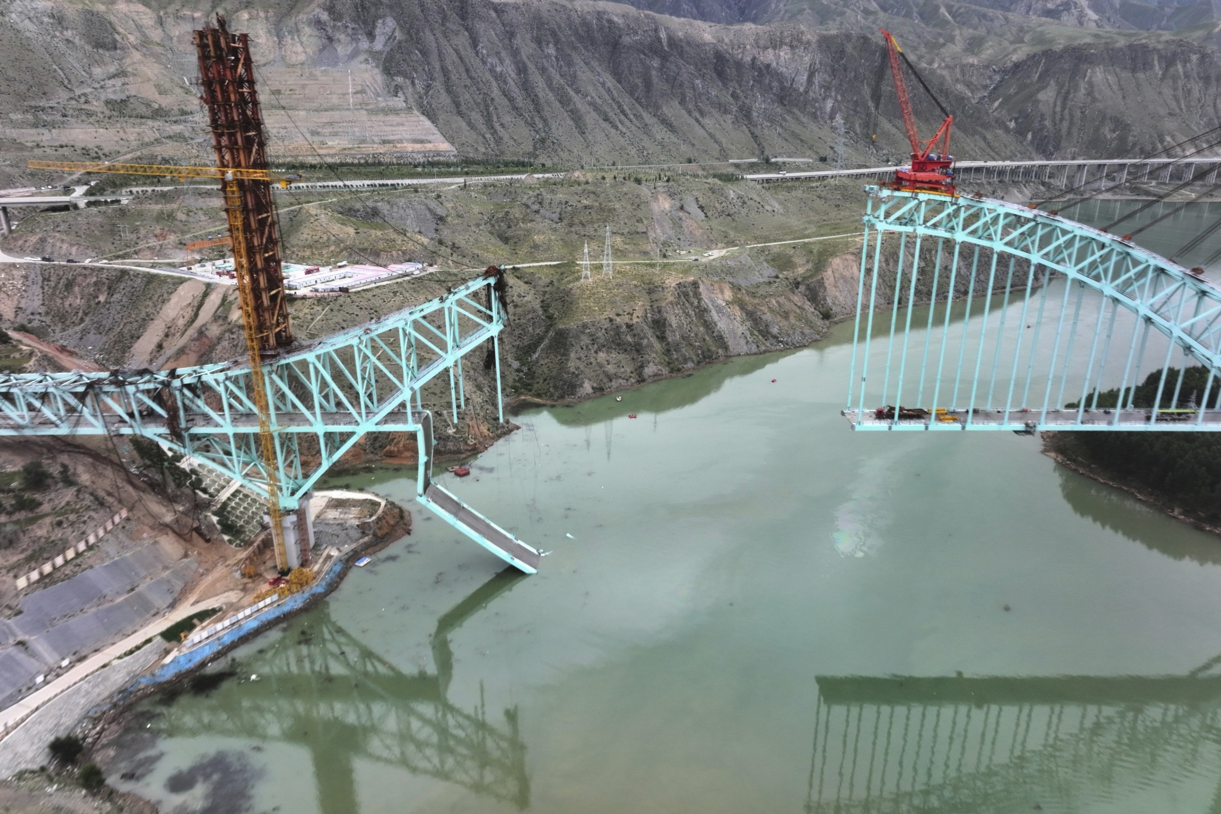 Desabamento de ponte em construção mata 12 operários na China