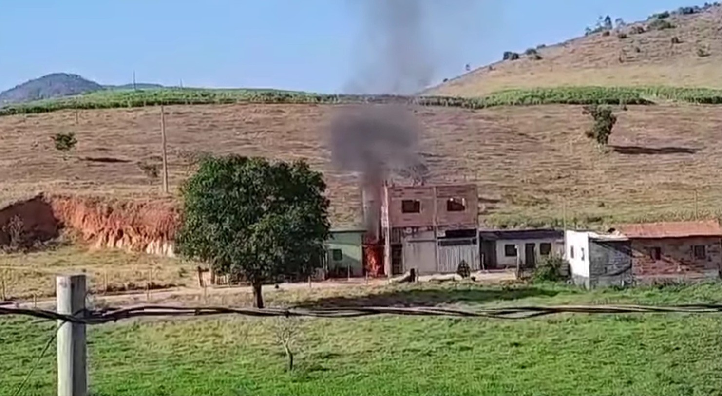 Confusão entre vizinhos termina com um homem morto, dois feridos e casa incendiada em Ataleia