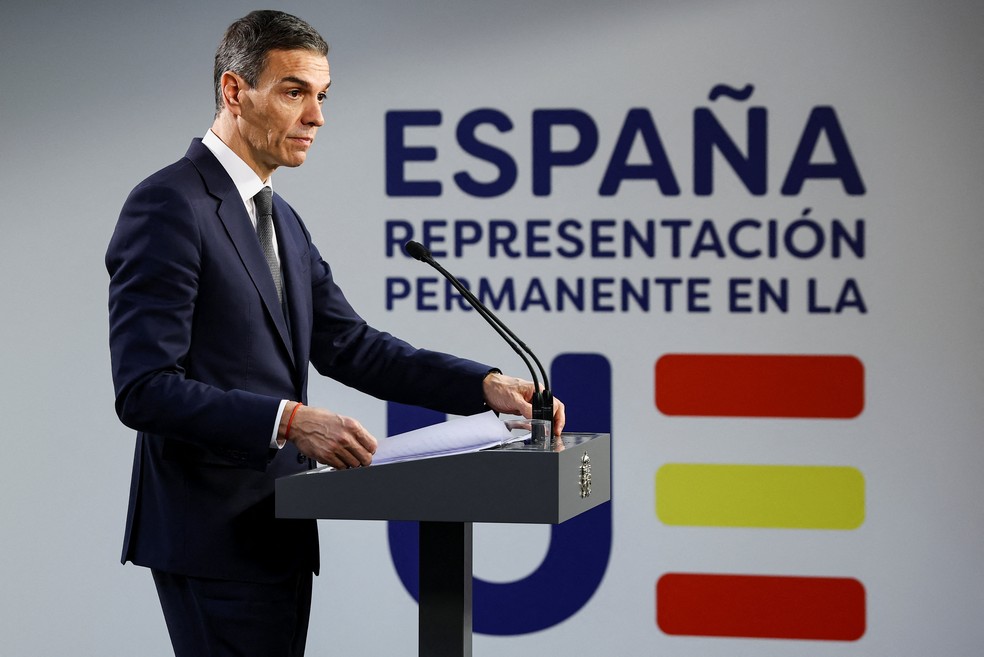 O primeiro-ministro espanhol, Pedro Sánchez, discursa durante uma coletiva de imprensa após participar de uma cúpula especial de líderes da União Europeia — Foto: REUTERS/Yves Herman