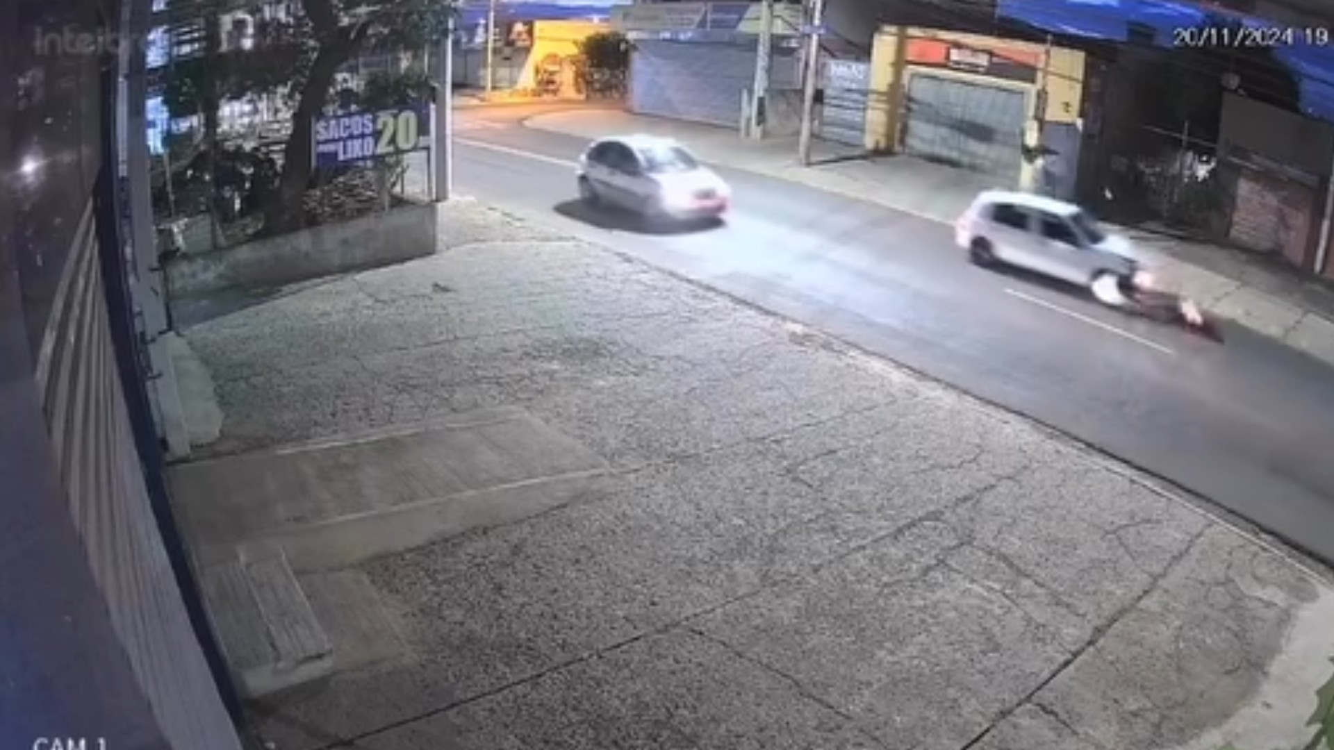 Motociclista rodopia no ar após colisão com carro em avenida de Bauru ...