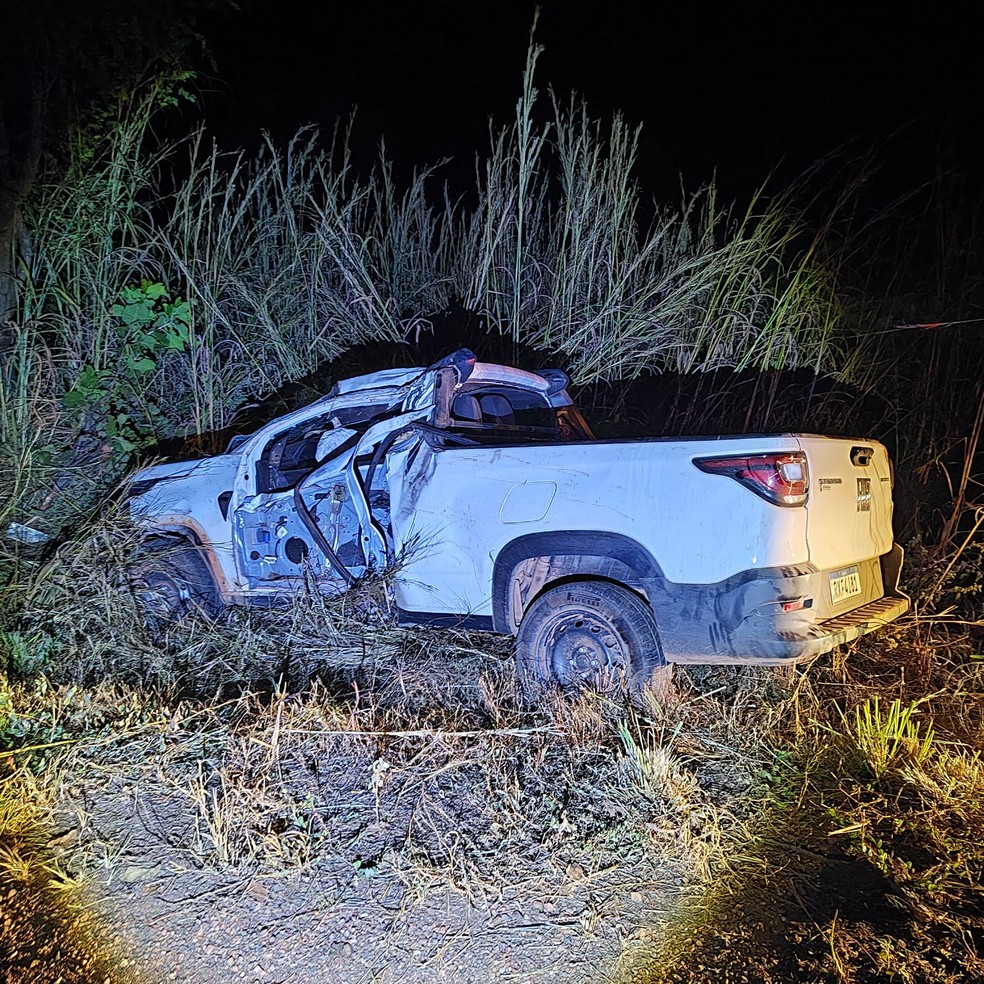 Carro saiu da pista e bateu em árvore — Foto: Redes Sociais