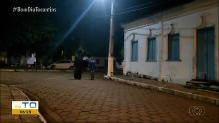 Seminarista toca matraca pelas ruas de Natividade na madrugada da Sexta-feira da Paixão