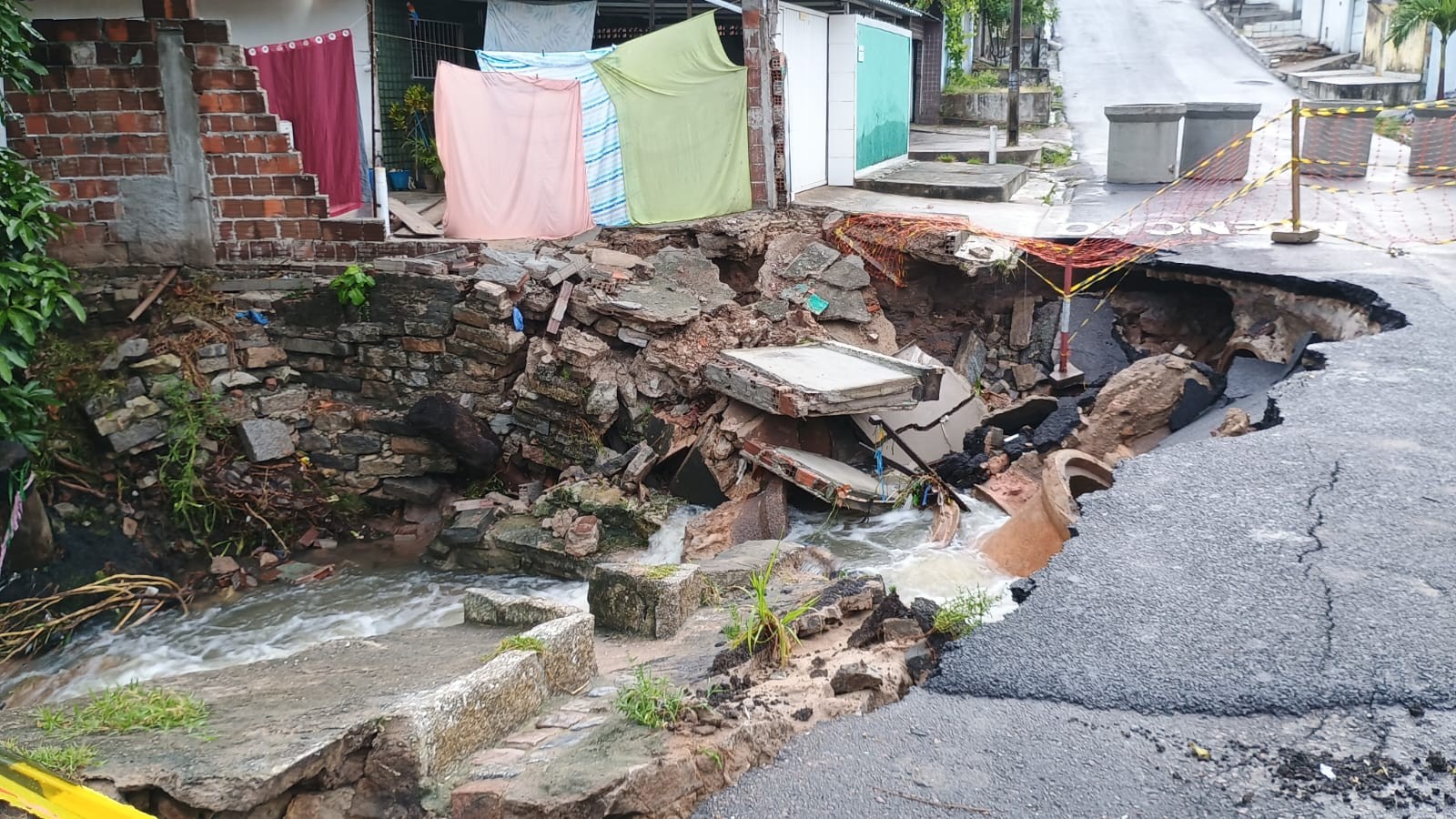 Fortes chuvas causam transtornos e deixam vias interditadas, em João Pessoa 