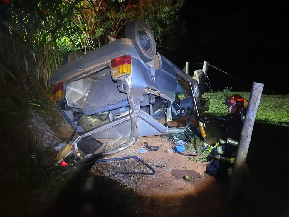 Corpo de bombeiros tiveram que cortar veículo para retirada da vítima de acidente na vicinal em Tupã (SP) — Foto: João Mário Trentini/Arquivo Pessoal