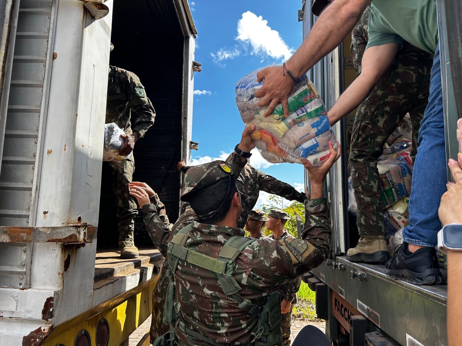 Exército envia 60 toneladas de alimento e água às vítimas de terremoto na Venezuela