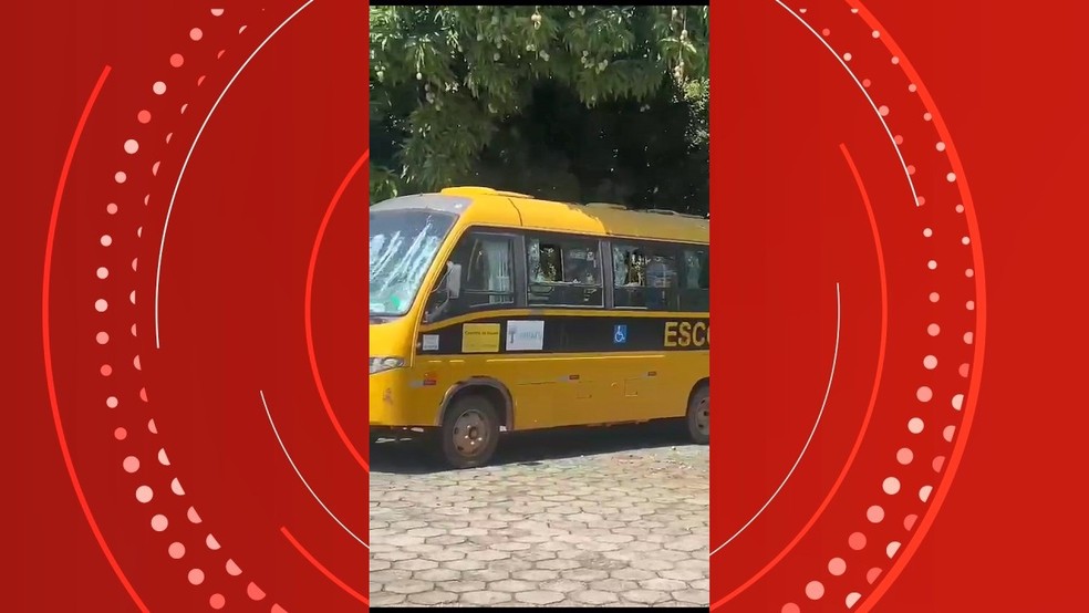 Ônibus foi um dos veículos depredado por homem — Foto: Reprodução/TV Gazeta