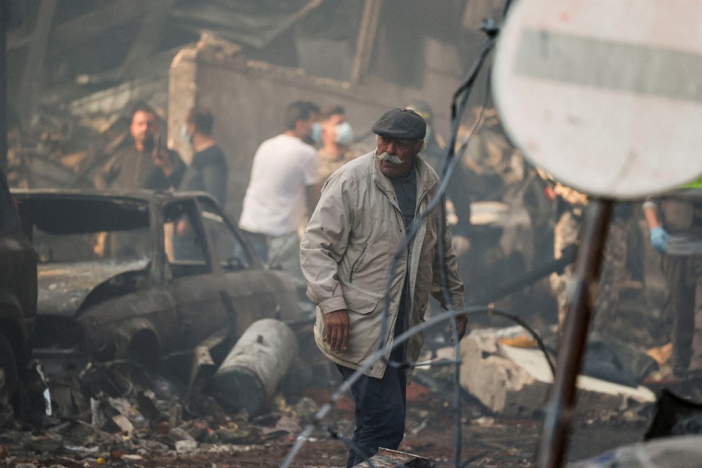 Escombros de ataque israelense no bairro de Al-Mazraa, em Beirute, capital do Líbano, em 8 de abril de 2026. — Foto: REUTERS/Yara Nardi