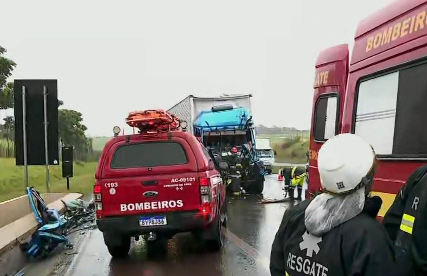 Colisão entre caminhões deixa motorista ferido em rodovia próximo a Brodowski, SP
