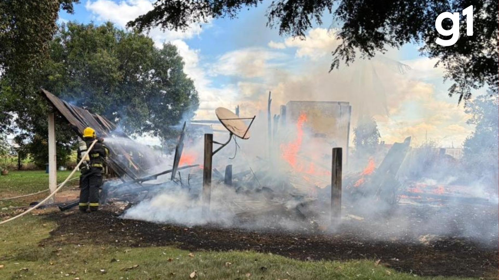 Limpeza de terreno termina com casa de madeira destruída por incêndio em MT