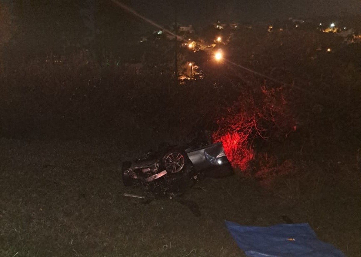 Carro de luxo capota e motorista de 23 anos morre após colisão com outros dois veículos em SC