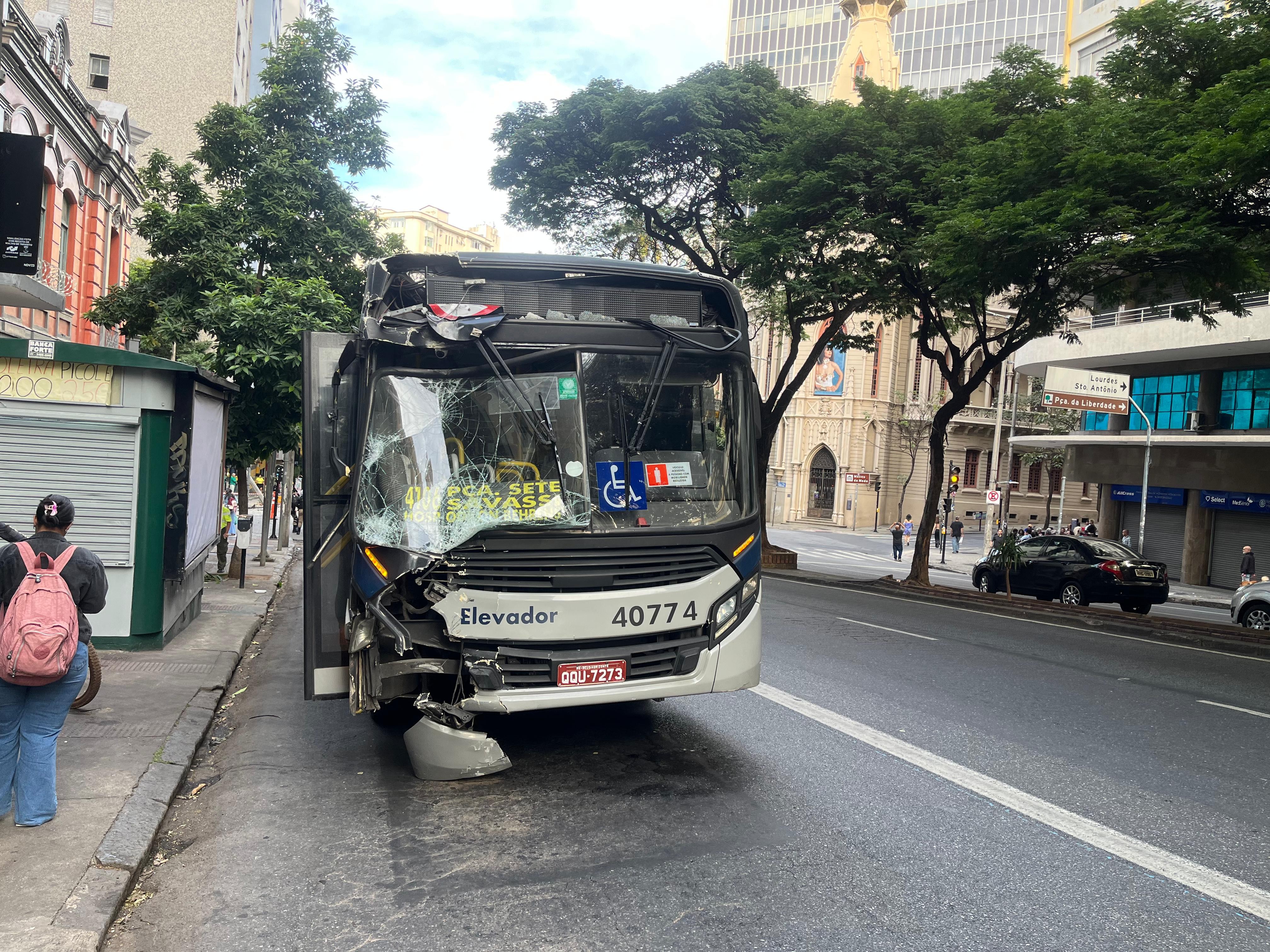 Mulher fica em estado grave após ser atingida por poste que ônibus derrubou; VÍDEO