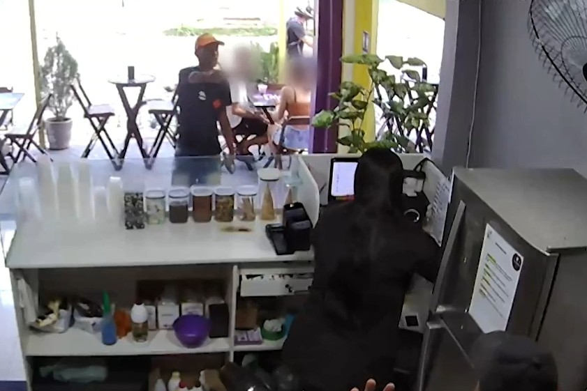 Homem armado assalta clientes e caixa de loja de açaí em Campos; vídeo mostra a ação