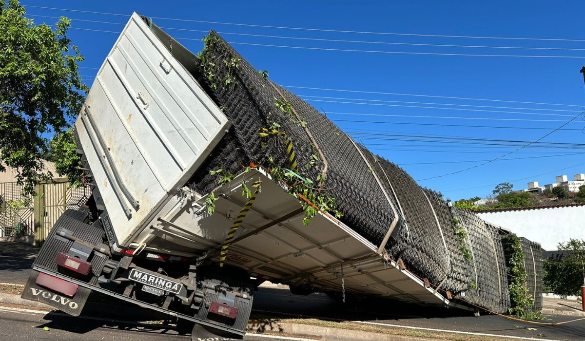 Após 2 dias de interdição, equipes retiram carreta carregada com 18 toneladas de aço tombada avenida em Presidente Prudente