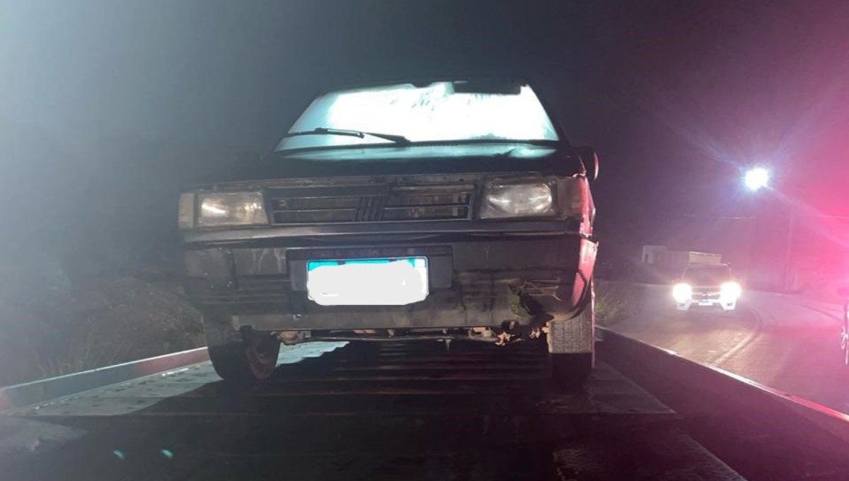 Homem furta carro, bate em cerca e é preso ao invadir casa para tentar furtar ferramentas para consertar o veículo