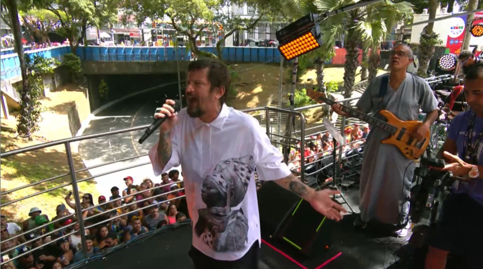 Saulo Fernandes homenageia trancista Negra Jhô em seu figurino no carnaval de Salvador