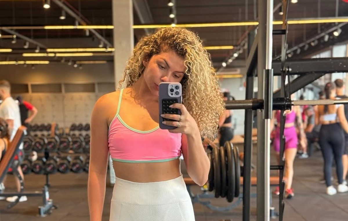 Influenciadora denuncia ofensas em praia por piercing íntimo