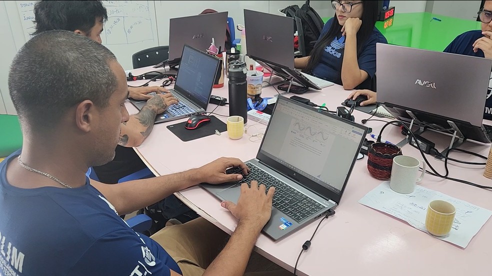 Equipe do LabClim que conta com meteorologistas e geológos — Foto: Marcelo Dutra/Rede Amazônica